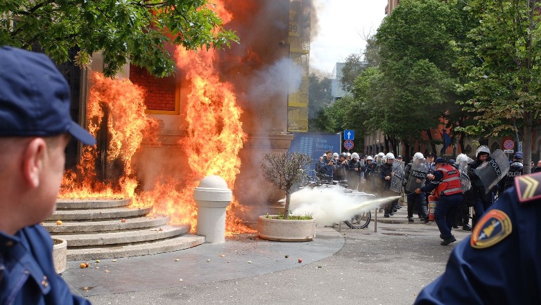 Qëllohet godina me molotov në protestën te Bashkia Tiranë  shoqërohen dy persona
